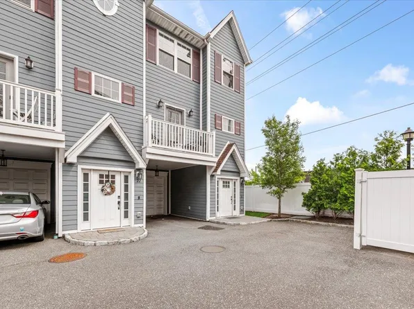 24 Hearthstone Court #24, Farmingdale, NY 11735