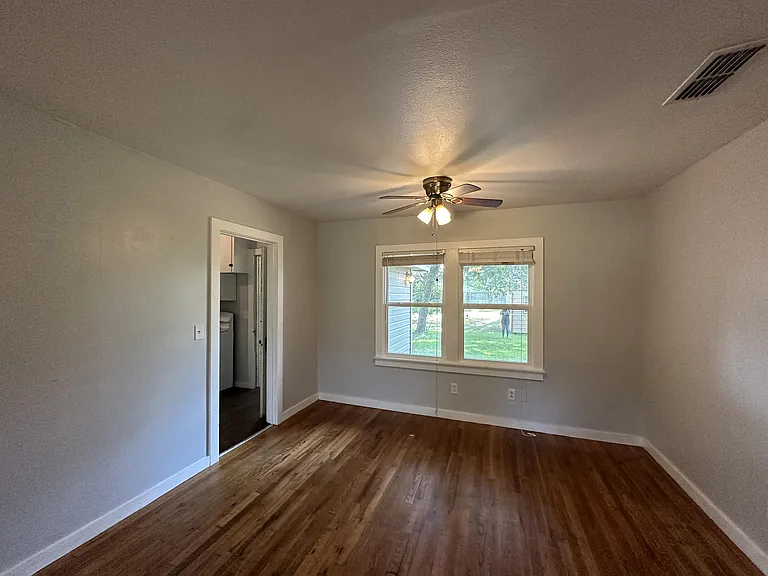 208 N Bowie St — Photo 4