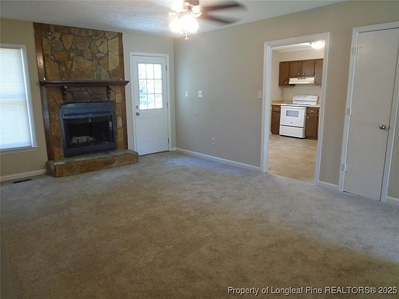 3rd image of 912 Hollydale Ln