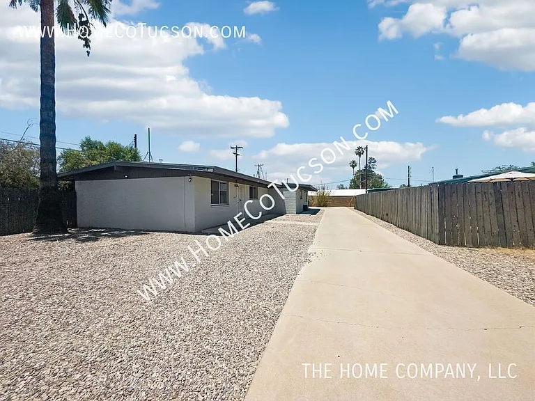 2233 N Catalina Ave — Photo 2