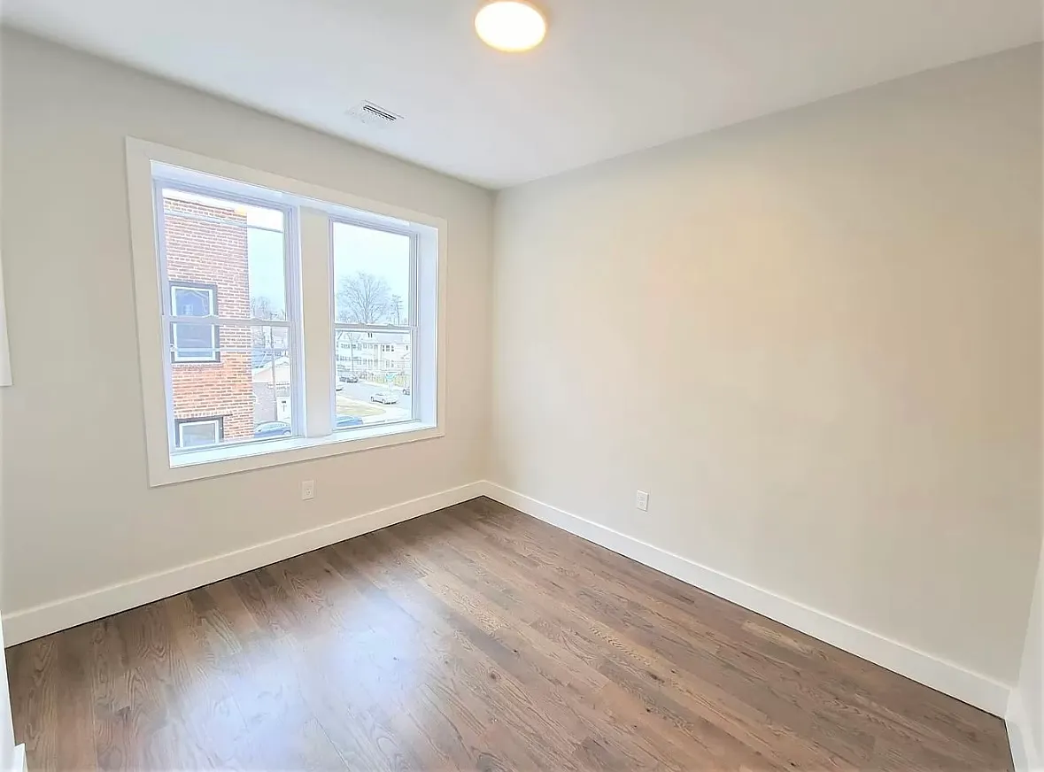 3 bed, 1000 sqft, $2,050 — Photo 4