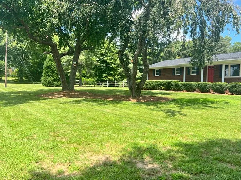 1515 Greenview Dr — Photo 2