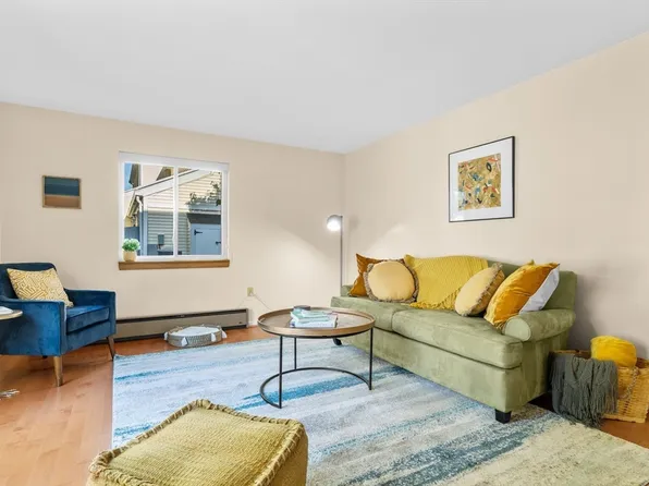 208 Perham St #208, West Roxbury, MA 02132