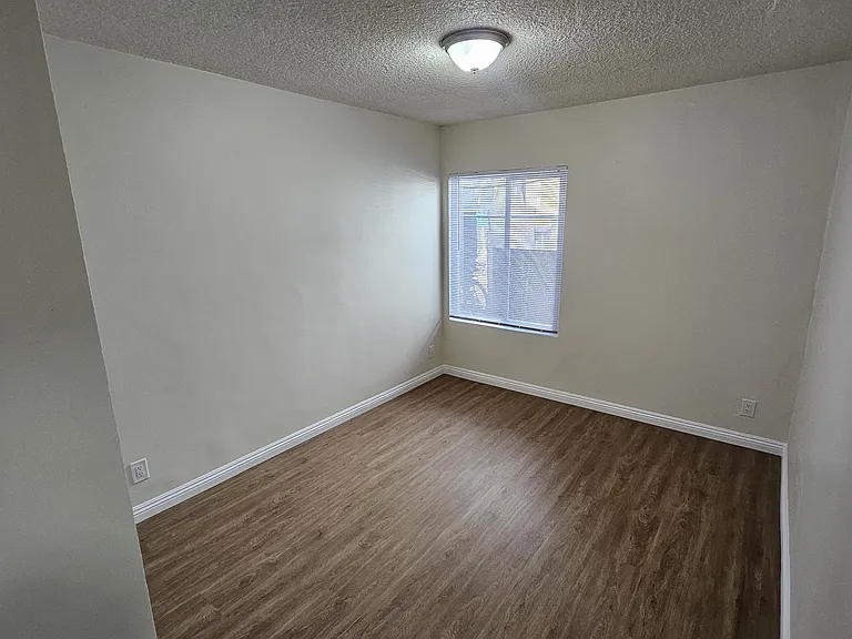 1375 W 20th St #1 — Photo 4