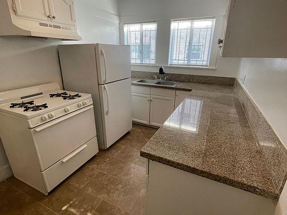 4th image of 12602 S Figueroa St