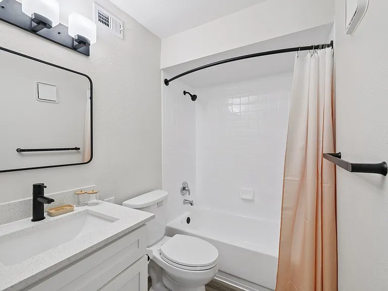Oasis Naples Apartments — Photo 35