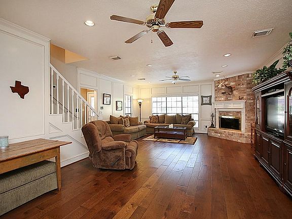 Hardwood floors in oversized living area. Great corner fireplace with gas logs, 2" blinds and ceiling fan.