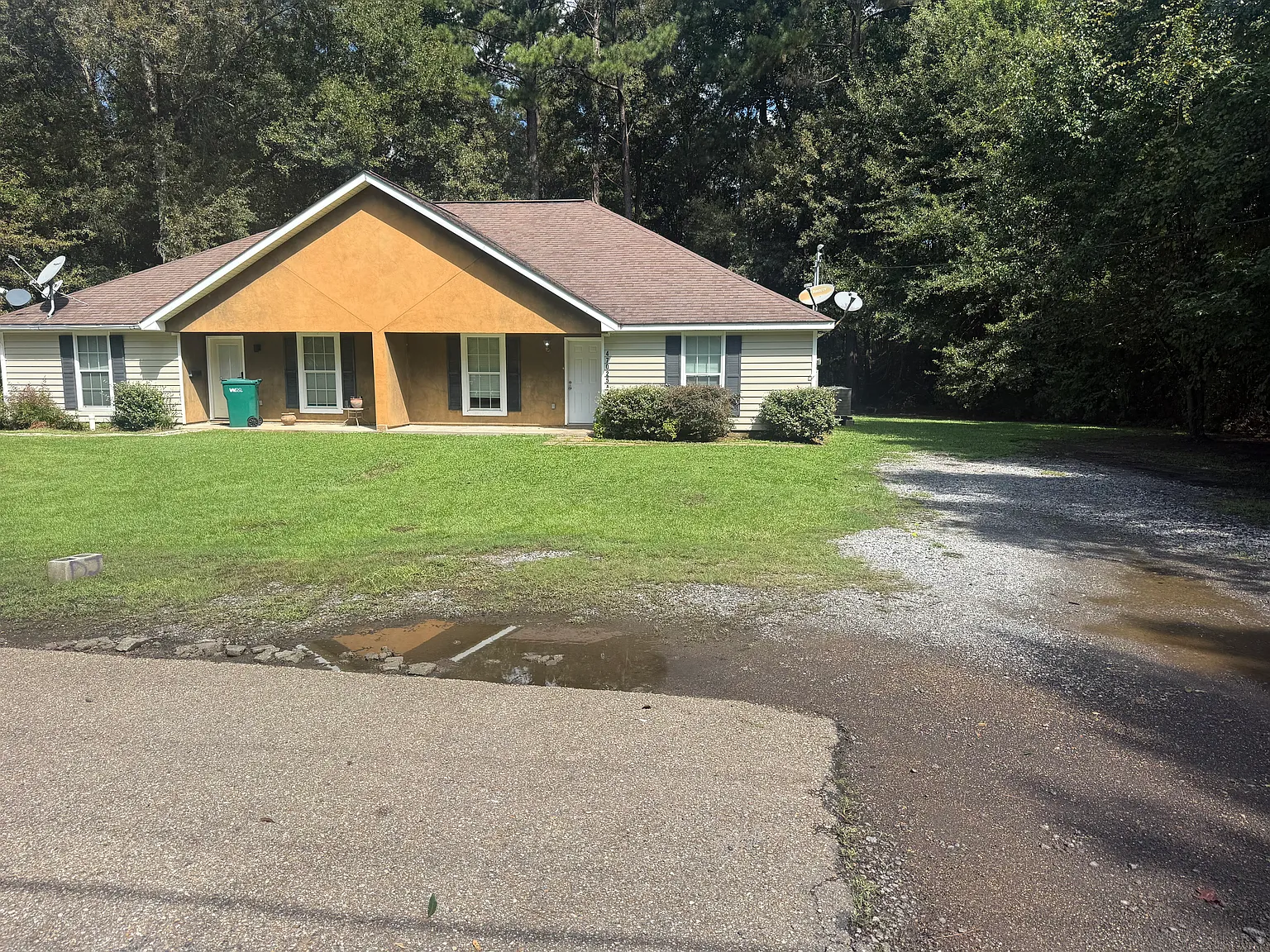 3 bed, 1300 sqft, $1,400 — Photo 1