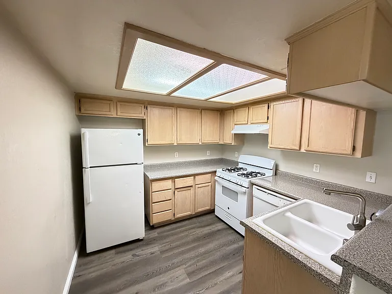 960 N Sloan Ln #104 — Photo 8