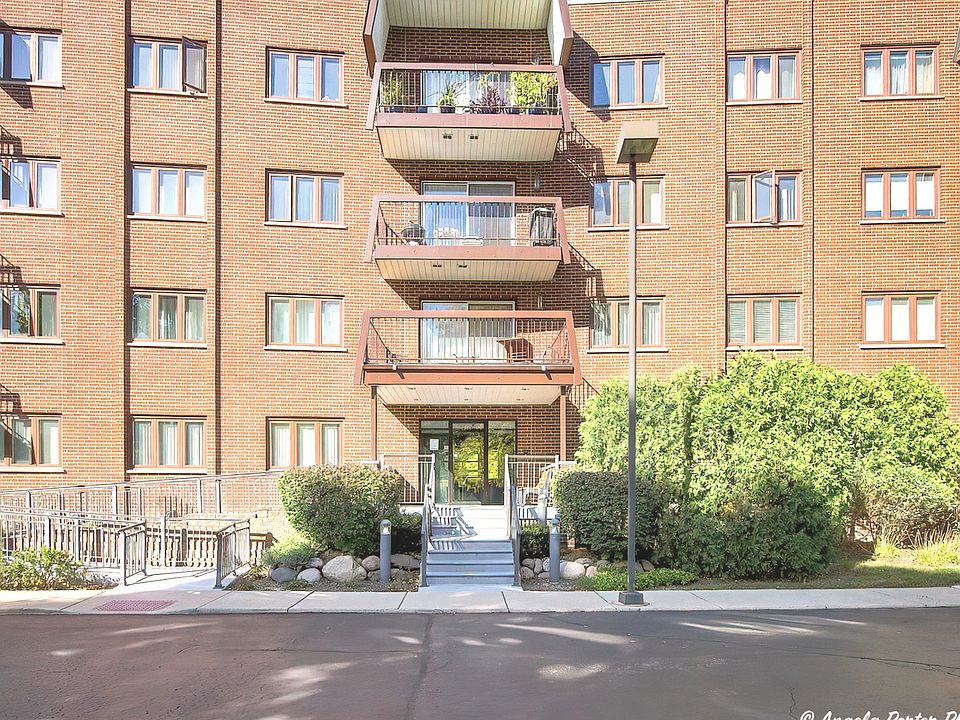 1st image of 400 E Dundee Rd APT 105C