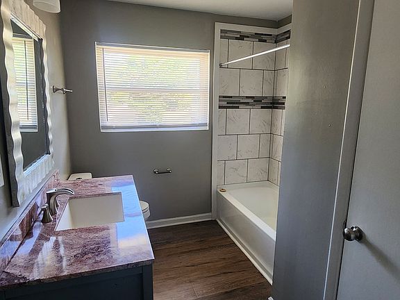 5th image of 903 Stevens Ct NE