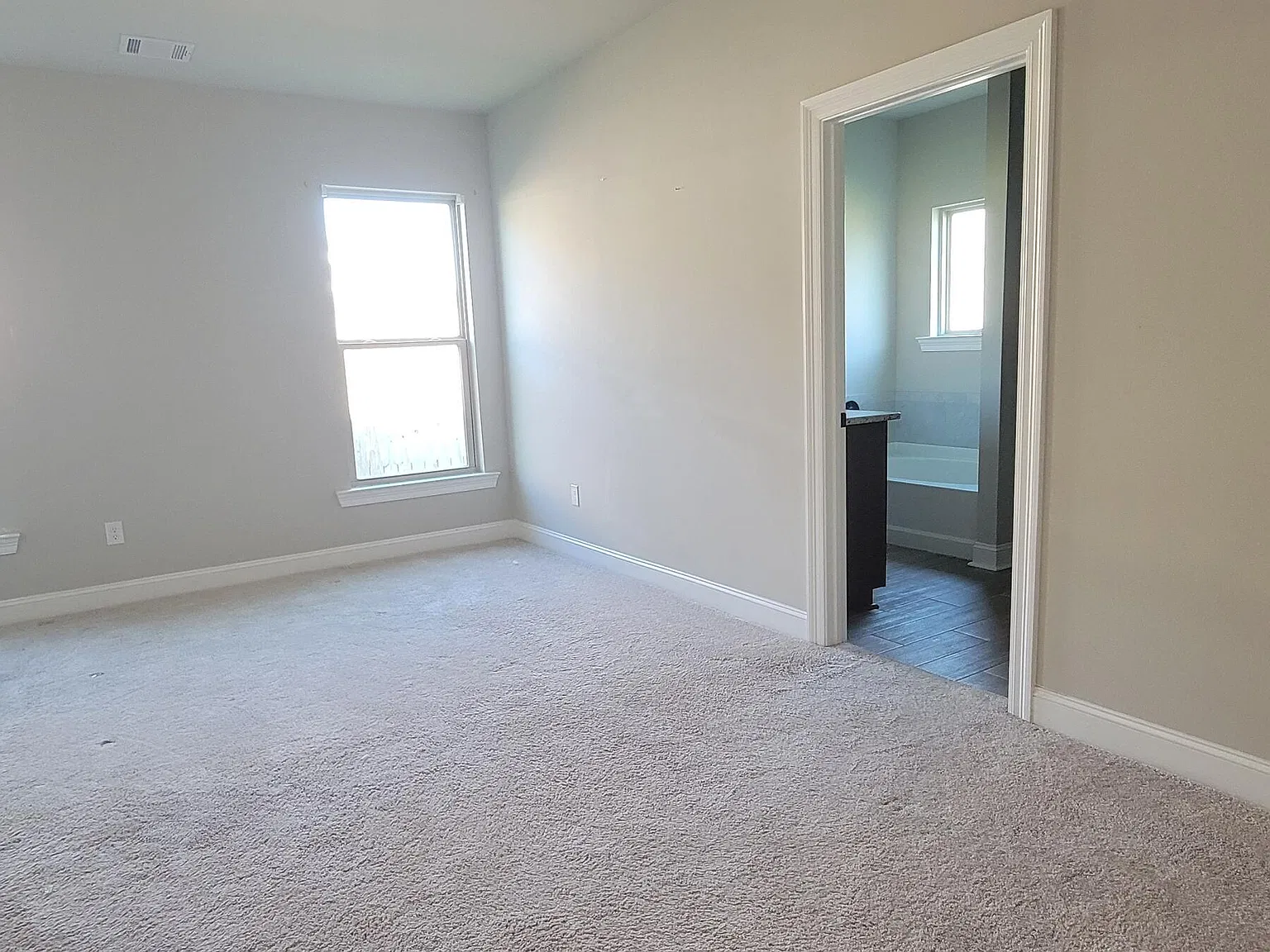 4 bed, 2092 sqft, $2,075 — Photo 4