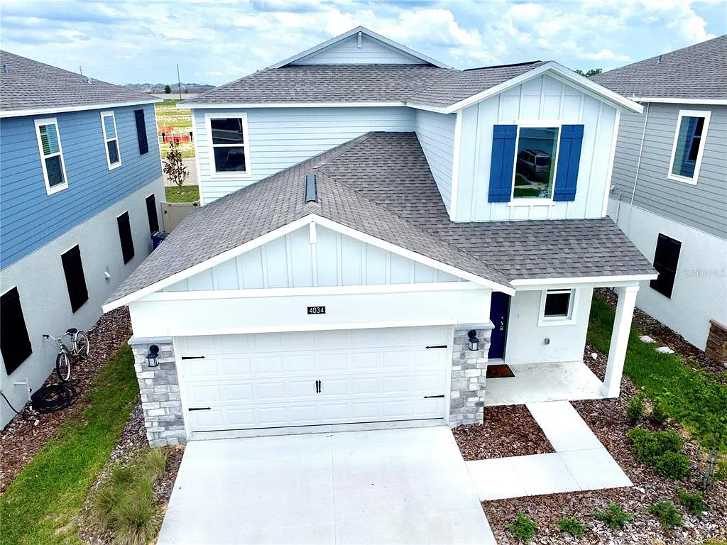 5 bed, 2.5 bath, 2326 sqft, $2,400 — Photo 2