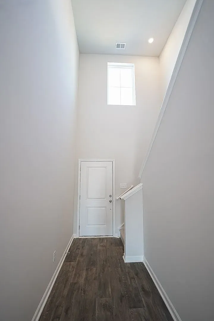 5 bed, 2357 sqft, $2,700 — Photo 2