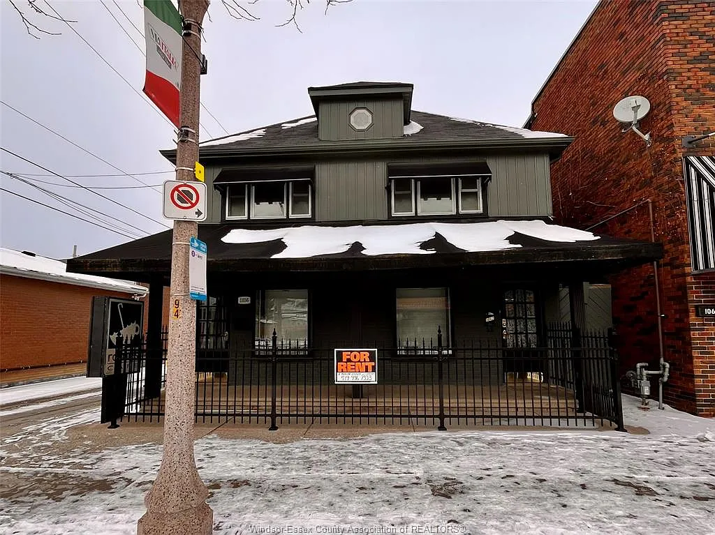 1056 Erie St E photo 1