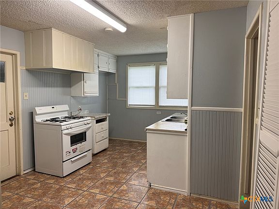 5th image of 1604 E Mistletoe Ave