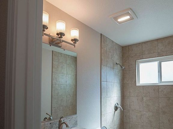 5th image of 912 Blue St #4226663