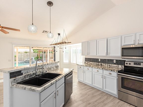 4th image of 211 W Wahalla Ln