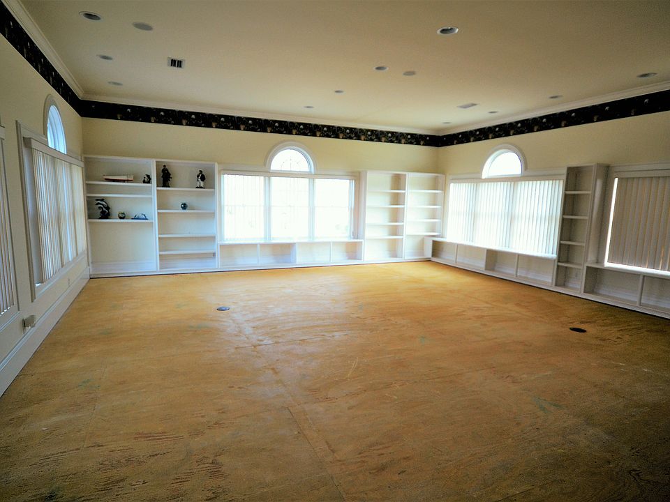 30x30 Playroom w/BATH