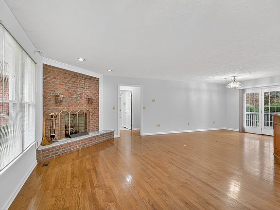 3rd image of 18464 Windsor Ln