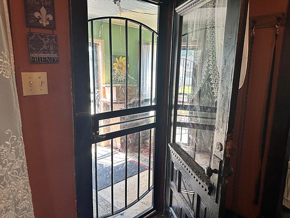 5th image of 127 Hillsborough St