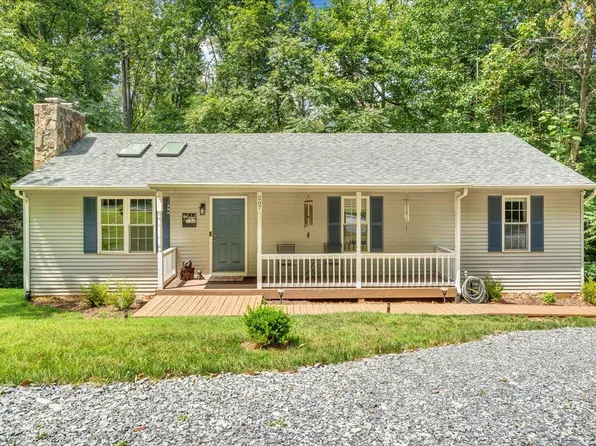 207 Woodlake Dr, Goodview, VA 24095