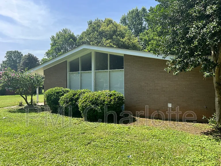 1100 Vickery Dr — Photo 3