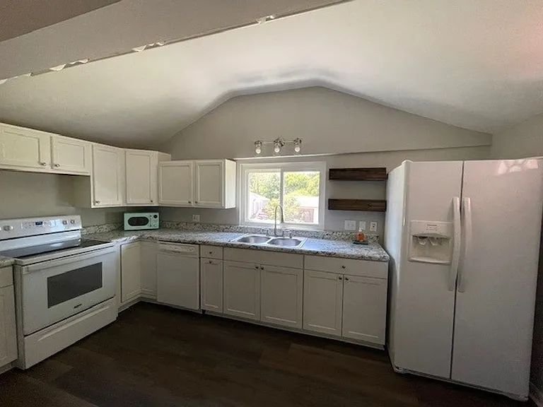 6100 Adelia Dr SW — Photo 2