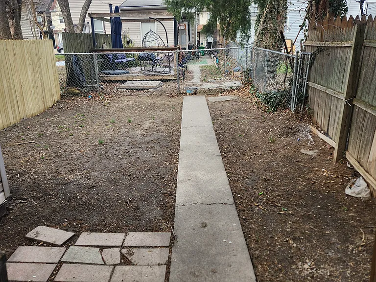 327 E Scull St — Photo 16