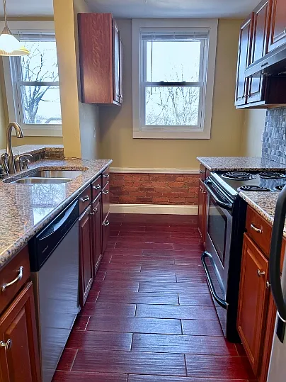Building Photo - 5825 Bartlett St #3B