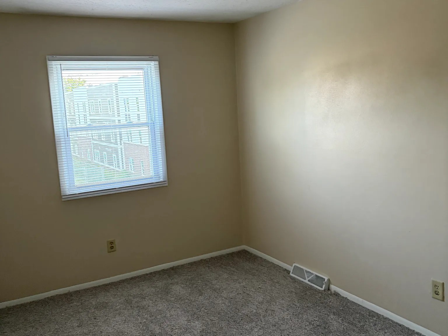 3 bed, 1.5 bath, 1050 sqft, $1,050 — Photo 3