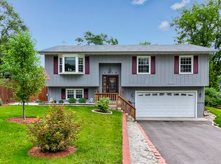 1018 Hooks Ln, McHenry, IL 60050