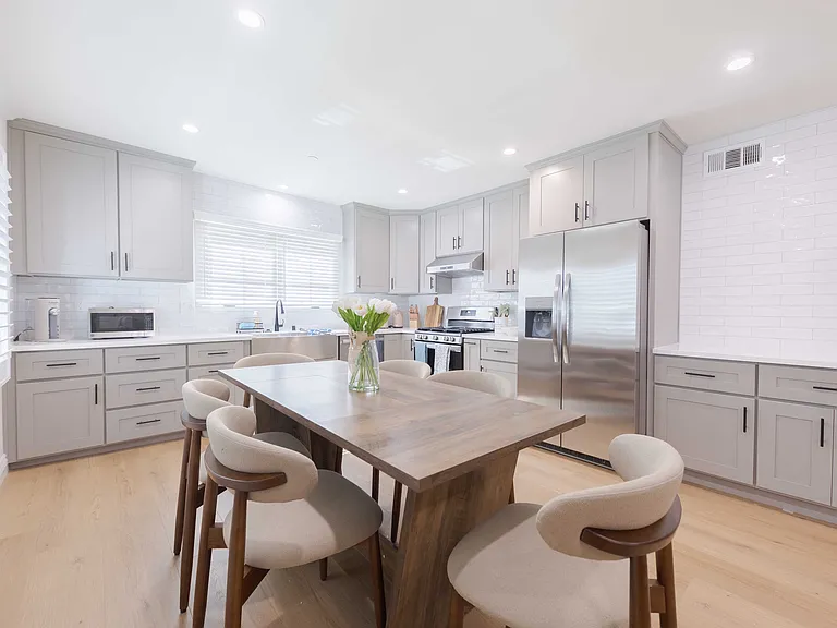 2043 Alpha St — Photo 2