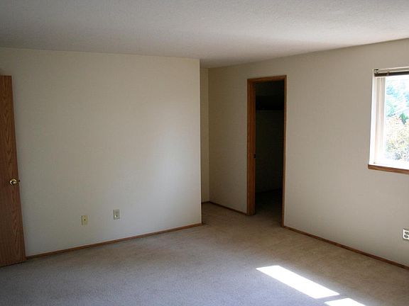 Master bedroom w/walk-in closet