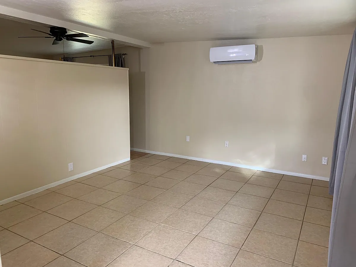 Building Photo - 830 E Maryland Ave #3