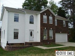 1825 Falconhurst Dr, Charlotte, NC 28216