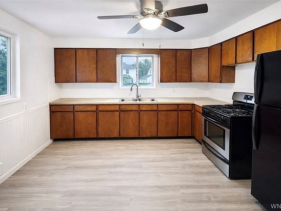 3rd image of 75 Beach Rd