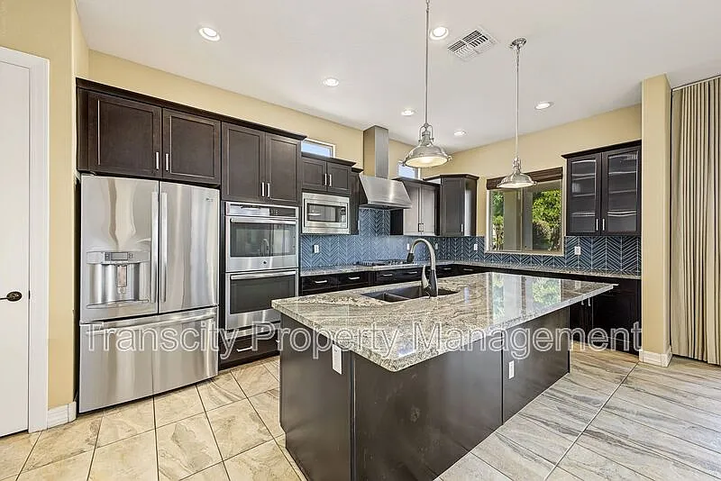 3 bed, 3.0 bath, 2772 sqft, $3,300 — Photo 4