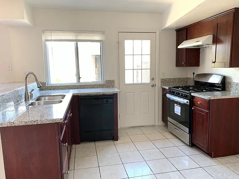 1418 N Elderberry Ave — Photo 4