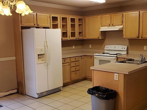 3rd image of 1439 N Timberline Dr