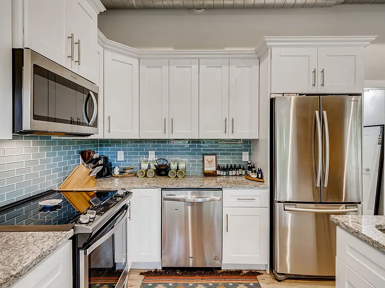 1103 Estes Ave — Photo 8