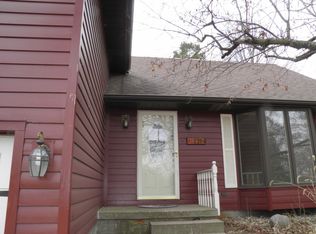 2264 Ridgeview Dr, Muscatine, IA 52761