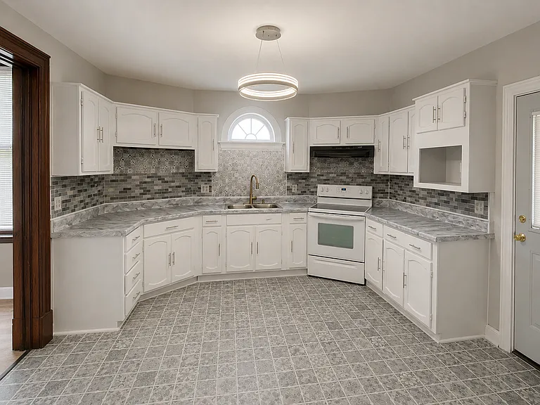 717 Redwood Ave — Photo 5