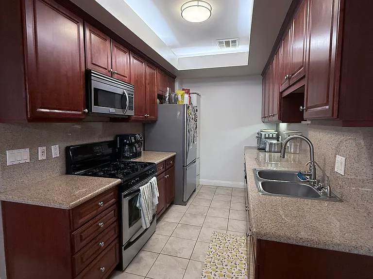 10130 Commerce Ave #7 — Photo 6