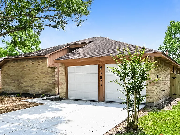 2823 Woodhall Ct — Photo 2