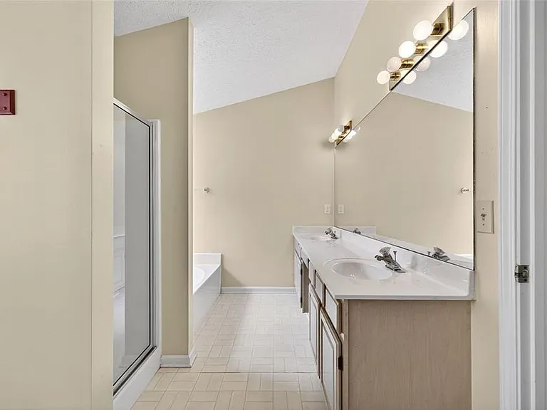 4502 Legend Hollow Ln — Photo 23