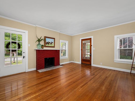 5th image of 211 Kingwood Dr