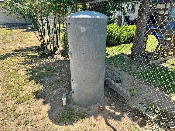 4th image of 15685 Watson St