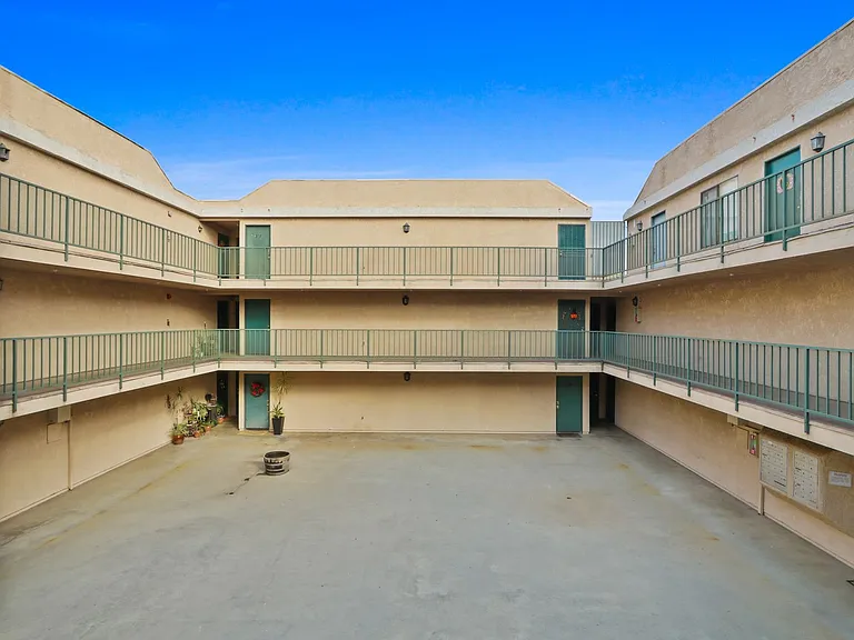 Bush Apartments — Photo 18