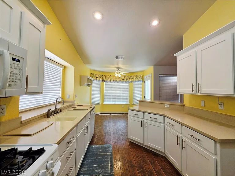 8213 Arch Bay Ln — Photo 11